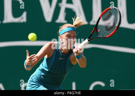 Petra KVITOVA della Repubblica ceca in azione durante il suo quarto di finale di partita contro Julia Goerges della Germania. Natura Valle Classic 2018, internazionale di tennis femminile, giorno 5 al Edgbaston Priory Club a Birmingham, Inghilterra su Venerdì 22 Giugno 2018. pic da Andrew Orchard/Alamy Live News Foto Stock