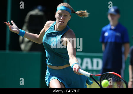 Petra KVITOVA della Repubblica ceca in azione durante il suo quarto di finale di partita contro Julia Goerges della Germania. Natura Valle Classic 2018, internazionale di tennis femminile, giorno 5 al Edgbaston Priory Club a Birmingham, Inghilterra su Venerdì 22 Giugno 2018. pic da Andrew Orchard/Alamy Live News Foto Stock