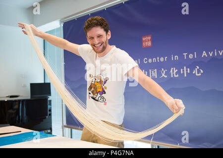 Tel Aviv, Israele. Il 22 giugno, 2018. Un uomo israeliano visualizza i noodle fece durante un cinese food festival evento presso il il Centro Culturale Cinese di Tel Aviv, Israele, il 22 giugno 2018. Credito: Guo Yu/Xinhua/Alamy Live News Foto Stock