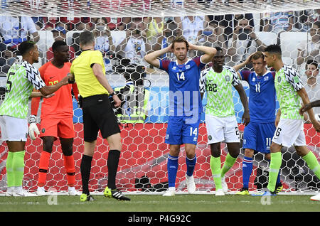 Volgograd, Russia. Il 22 giugno, 2018. Kari Arnason (C) dell'Islanda reagisce durante il 2018 Coppa del Mondo FIFA Gruppo D match tra la Nigeria e l'Islanda in regioni di Volgograd, Russia, 22 giugno 2018. Credito: Egli Canling/Xinhua/Alamy Live News Foto Stock