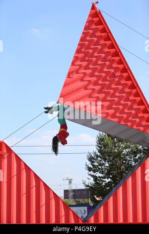 Birmingham, Regno Unito. Il 22 giugno, 2018. Ispirato dalla antica arte giapponese di piegatura della carta, Origami trasforma un 40 piedi di contenitore di spedizione in una forma spostando lo spazio delle prestazioni. Le prestazioni, da Satchio Moro e Silvain Ohl, è parte di Birmingham International Dance Festival. Peter Lopeman/ Alamy Live News Foto Stock