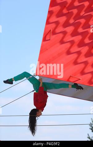 Birmingham, Regno Unito. Il 22 giugno, 2018. Ispirato dalla antica arte giapponese di piegatura della carta, Origami trasforma un 40 piedi di contenitore di spedizione in una forma spostando lo spazio delle prestazioni. Le prestazioni, da Satchio Moro e Silvain Ohl, è parte di Birmingham International Dance Festival. Peter Lopeman/ Alamy Live News Foto Stock