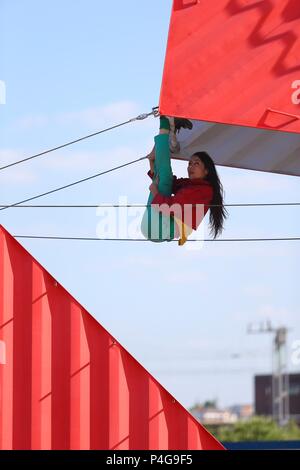 Birmingham, Regno Unito. Il 22 giugno, 2018. Ispirato dalla antica arte giapponese di piegatura della carta, Origami trasforma un 40 piedi di contenitore di spedizione in una forma spostando lo spazio delle prestazioni. Le prestazioni, da Satchio Moro e Silvain Ohl, è parte di Birmingham International Dance Festival. Peter Lopeman/ Alamy Live News Foto Stock