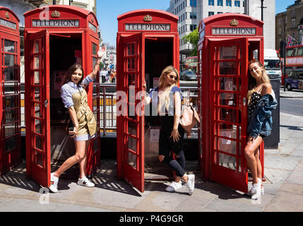 Londra, Inghilterra. Il 22 giugno 2018. Nicol 27, Daniela 27 e Florentina 28, godendo di Londra al sole. Essi stanno visitando Inghilterra su un viaggio da Arizona. ©Tim anello/Alamy Live News Foto Stock