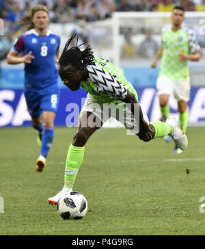 Volgograd, Russia. Il 22 giugno, 2018. Victor Moses (anteriore) della Nigeria compete durante il 2018 Coppa del Mondo FIFA Gruppo D match tra la Nigeria e l'Islanda in regioni di Volgograd, Russia, 22 giugno 2018. Credito: Egli Canling/Xinhua/Alamy Live News Foto Stock