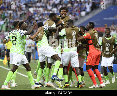 Volgograd, Russia. Il 22 giugno, 2018. I giocatori della Nigeria celebrare rigature durante il 2018 Coppa del Mondo FIFA Gruppo D match tra la Nigeria e l'Islanda in regioni di Volgograd, Russia, 22 giugno 2018. Credito: Lui Siu Wai/Xinhua/Alamy Live News Foto Stock