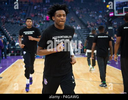 Sacramento, California, Stati Uniti d'America. 25 Mar, 2018. Sacramento Kings avanti Justin Jackson (25) indossare magliette recanti il nome di Stephon Clark durante una partita a Golden 1 Centro Domenica Marzo 25, 2018 a Sacramento, California Il re e Celtics indossare magliette recanti il nome dell'uomo disarmati, Stephon Clark, che è stato ucciso dalla polizia di Sacramento. Il nero warm-up magliette hanno "Accountability. Siamo un' sulla parte anteriore e 'Stephon Clark' sul retro. Credito: Paolo Kitagaki Jr./Sacramento Bee/ZUMA filo/Alamy Live News Foto Stock