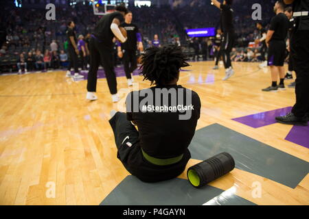 Sacramento, California, Stati Uniti d'America. 25 Mar, 2018. Sacramento Kings Sacramento Kings avanti Justin Jackson (25) ed i compagni di squadra indossare magliette recanti il nome di Stephon Clark durante una partita a Golden 1 Centro Domenica Marzo 25, 2018 a Sacramento, California Il re e Celtics indossare magliette recanti il nome dell'uomo disarmati, Stephon Clark, che è stato ucciso dalla polizia di Sacramento. Il nero warm-up magliette hanno "Accountability. Siamo un' sulla parte anteriore e 'Stephon Clark' sul retro. Credito: Paolo Kitagaki Jr./Sacramento Bee/ZUMA filo/Alamy Live News Foto Stock