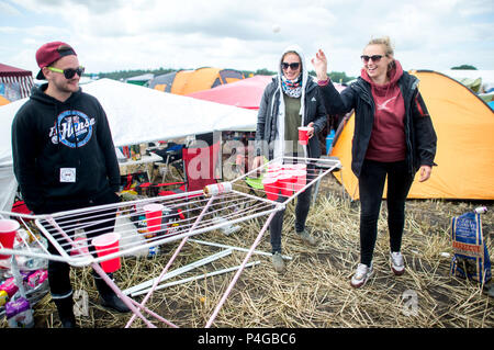 22 giugno 2018, Germania, Scheeßel: Dustin, Franzi e Isabell giocare 'Bierpong' sul campeggio dell'Hurricane Festival. 65.000 visitatori partecipare alla Open Air Festival dal 22 fino al 24 di giugno. Foto: Hauke-Christian Dittrich/dpa Foto Stock