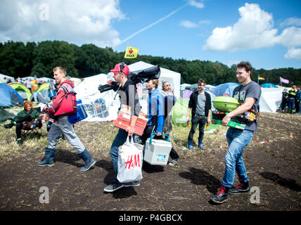 22 giugno 2018, Germania, Scheeßel: un gruppo di giovani uomini di arrivare al campeggio dell'Hurricane Festival. 65.000 visitatori partecipare alla Open Air Festival dal 22 fino al 24 di giugno. Foto: Hauke-Christian Dittrich/dpa Foto Stock