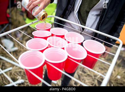 22 giugno 2018, Germania, Scheeßel: un 'Bierpong' impostato nel campeggio dell'Hurricane Festival. 65.000 visitatori partecipare alla Open Air Festival dal 22 fino al 24 di giugno. Foto: Hauke-Christian Dittrich/dpa Foto Stock