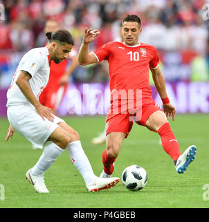 Kaliningrad, Russia. Il 22 giugno, 2018. Ricardo Rodriguez (L) della Svizzera il sistema VIES con Dusan Tadic di Serbia durante il 2018 Coppa del Mondo FIFA Group E corrispondenza tra la Svizzera e la Serbia nella regione di Kaliningrad, Russia, 22 giugno 2018. Credito: Liu Dawei/Xinhua/Alamy Live News Foto Stock