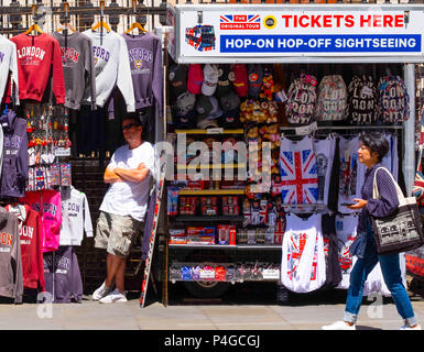 Londra, Inghilterra. Il 22 giugno 2018. Un venditore di souvenir in Trafalgar Square e ripari dal sole di mezzogiorno in una giornata molto calda. Questo tempo soleggiato è detto di continuare per i prossimi giorni. ©Tim anello/Alamy Live News Foto Stock