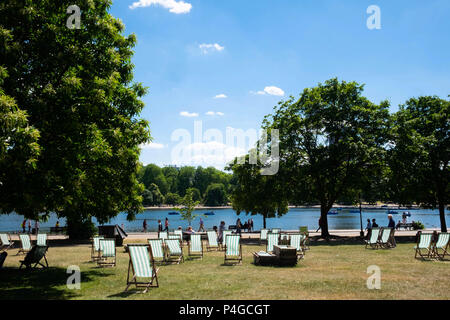 Londra, Inghilterra. Il 22 giugno 2018. Le sedie a sdraio sono fuori in Hyde Park. Questo tempo soleggiato è detto di continuare per i prossimi giorni. ©Tim anello/Alamy Live News Foto Stock