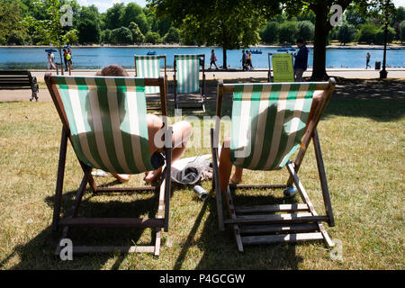 Londra, Inghilterra. Il 22 giugno 2018. Owen e Katherine rilassarvi e abbronzarvi al sole di Hyde Park. Questo tempo soleggiato è detto di continuare per i prossimi giorni. ©Tim anello/Alamy Live News Foto Stock