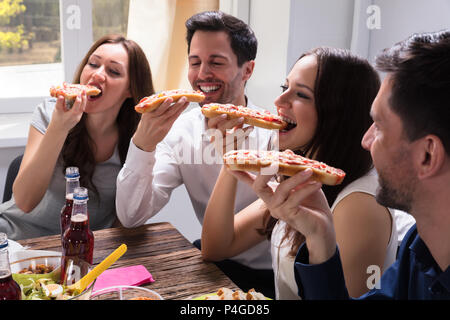 Ritratto di Felice giovani amici di mangiare freschi e deliziosi Bruschetta Foto Stock