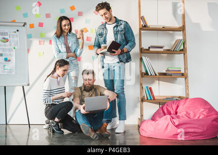 Business di successo di persone che condividono le idee nel moderno ufficio di luce Foto Stock