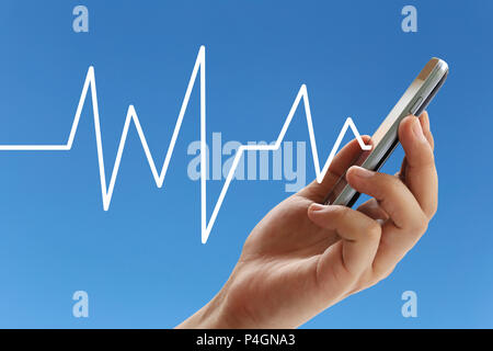 Parte dell'imprenditore in attesa di uno smartphone con la linea grafico nel concetto di business su sfondo blu e hanno spazio di copia per il design nel tuo lavoro presentat Foto Stock