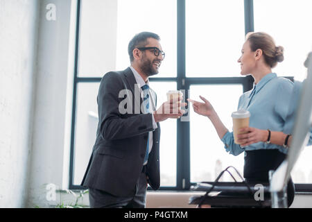 Vista posteriore di imprenditori aventi la conversazione su office e di bere il caffè Foto Stock