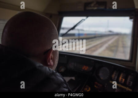 Marzo 13, 2018 - Trappes, Francia: una rampa francese lavoratore aziona un treno tra Parigi e il sobborgo di Trappes. I ferrovieri francesi stanno preparando una grande manifestazione in strada il 22 marzo al fine di protesta contro il Presidente Emmanuel MacronÕs i piani di riforma nazionale francese ferroviaria SNCF. Come parte del loro movimento di opposizione, lavoratori ferroviari sono anche considerando un aperto-chiuso sciopero dei trasporti. Onu condotto cheminot treno onu en dobbiamo banlieue parisienne, quelques jours avant le debutto du Mouvement de Greve. Foto Stock