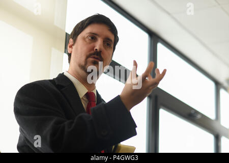 Marzo 13, 2018 - Trappes, Francia: Laurent Brun (L), la testa dell'Unione francese Cgt Cheminots ("lavoratori ferroviari') risolve una riunione dell'Unione. I ferrovieri francesi stanno preparando una grande manifestazione in strada il 22 marzo al fine di protesta contro il Presidente Emmanuel MacronÕs i piani di riforma nazionale francese ferroviaria SNCF. Come parte del loro movimento di opposizione, lavoratori ferroviari sono anche considerando un aperto-chiuso sciopero dei trasporti. Portrait de Laurent Brun, secrŽtaire gŽnŽral de la CGT Cheminots, lors d'une reunion pour preparatore la greve avec les cheminots de Trappes. Foto Stock