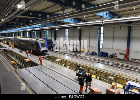 Marzo 13, 2018 - Trappes, Francia: scena all'interno di un francese officina ferroviaria appartenente alla SNCF società nazionali. I ferrovieri francesi stanno preparando una grande manifestazione in strada il 22 marzo al fine di protesta contro il Presidente Emmanuel MacronÕs i piani di riforma nazionale francese ferroviaria SNCF. Come parte del loro movimento di opposizione, lavoratori ferroviari sono anche considerando un aperto-chiuso sciopero dei trasporti. Atelier de mantenimento de la SNCF au depot de Trappes. Foto Stock