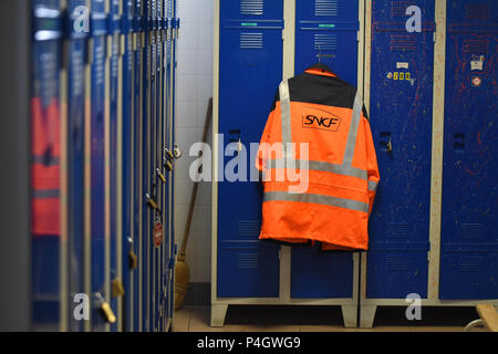 Marzo 13, 2018 - Trappes, Francia: scena all'interno di un francese officina ferroviaria appartenente alla SNCF società nazionali. I ferrovieri francesi stanno preparando una grande manifestazione in strada il 22 marzo al fine di protesta contro il Presidente Emmanuel MacronÕs i piani di riforma nazionale francese ferroviaria SNCF. Come parte del loro movimento di opposizione, lavoratori ferroviari sono anche considerando un aperto-chiuso sciopero dei trasporti. Une casula SNCF dans les locaux des cheminots au depot de Trappes. Foto Stock