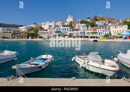 Batsi pittoresco villaggio sull'isola di Andros, Cicladi Grecia Foto Stock