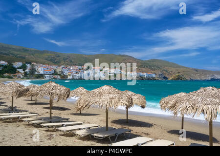 Spiaggia di Paraporti accanto a Chora città dell'isola di Andros, Cicladi Grecia Foto Stock