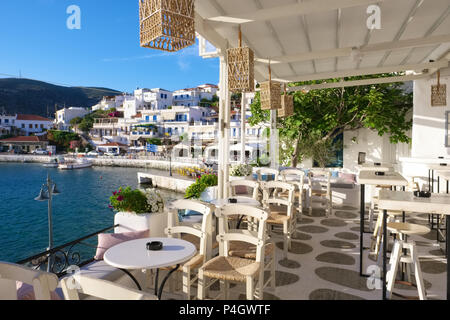 La vista dal ristorante sul mare nel pittoresco villaggio di Batsi sull'isola di Andros, Cicladi Grecia Foto Stock