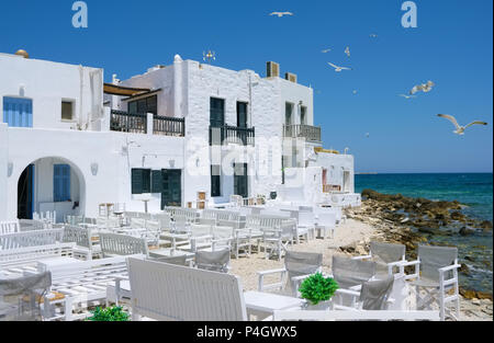 Tipica taverna greca tabelle nella pittoresca città di Naoussa, isola di Paros, Cicladi Grecia Foto Stock