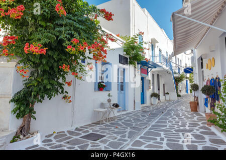 In prospettiva di una tipica stradina nel centro storico di Parikia, isola di Paros, Cicladi Grecia Foto Stock