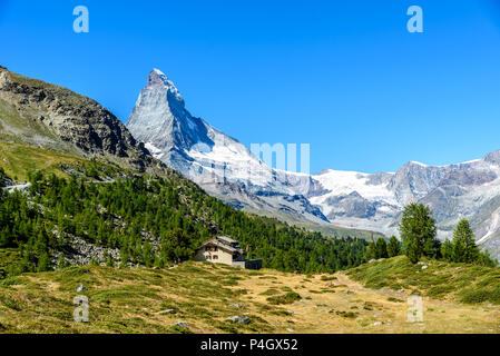 Cervino - piccolo villaggio con case in un bellissimo paesaggio di Zermatt, Svizzera Foto Stock