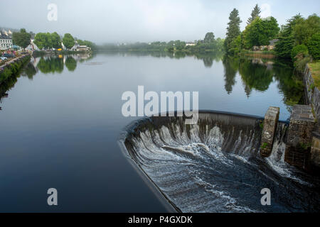 L'acqua che scorre dal lago in Huelgoat, Finistère Bretagna, Francia, Europa Foto Stock