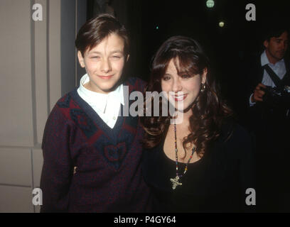 LOS ANGELES, CA - 13 novembre: (L-R) stars Edward Furlong e attrice Soleil Moon Frye partecipare a "e tu hai pensato che i tuoi genitori erano strani" il 13 novembre 1991 presso il Beverly Connessione in Los Angeles, California. Foto di Barry re/Alamy Stock Photo Foto Stock