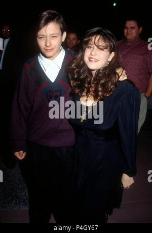 LOS ANGELES, CA - 13 novembre: (L-R) stars Edward Furlong e attrice Soleil Moon Frye partecipare a "e tu hai pensato che i tuoi genitori erano strani" il 13 novembre 1991 presso il Beverly Connessione in Los Angeles, California. Foto di Barry re/Alamy Stock Photo Foto Stock