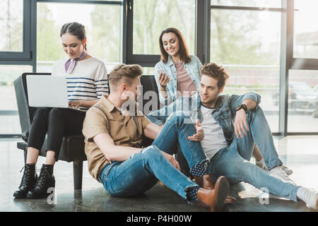 Business di successo di persone in appoggio e l'utilizzo dei gadget in un moderno ufficio di luce Foto Stock