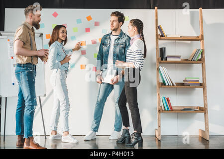 Business di successo di persone per discutere idee per lavagna bianca con Sticky Notes in un moderno ufficio di luce Foto Stock