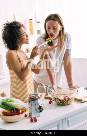 Felice americano africano di alimentazione donna fidanzato con tatuato mano Foto Stock