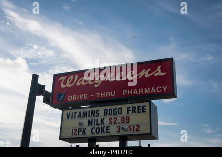 Walgreens Drive - Thru farmacia segno sopra un incrocio Foto Stock