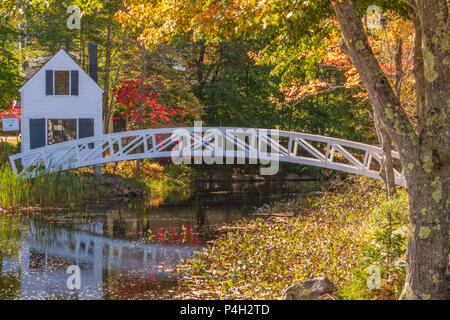 Colore di autunno presso il ponte ad arcate in Somesville, Maine, sul "tranquilla" dell'isola di Mount Desert vicino a sud-ovest del porto. Foto Stock