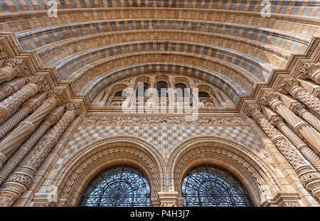 Ingresso al famosissimo Museo di Storia Naturale di Londra Foto Stock