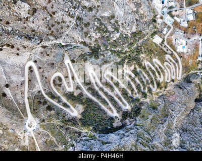 Strada Thera montagna su Santorini presi in aprile 2018 Foto Stock