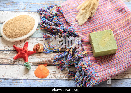 Bagno turco asciugamano peshtemal con conchiglie, spugna, sapone naturale e scrubber spazzola Foto Stock