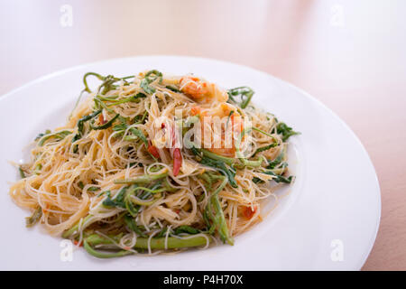 Sottili spaghetti di riso mescolare fritti con gamberi e acqua o minosa Mee Phat Krachet Koong in thai Foto Stock