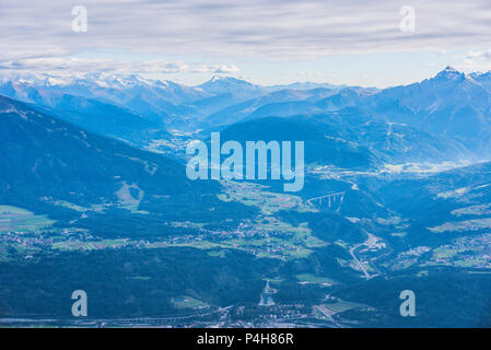 Vista da Hafelekarspitze a Innsbruck per il Passo del Brennero tra Austria e Italia con un bellissimo paesaggio di montagna Foto Stock