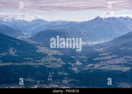 Vista da Hafelekarspitze a Innsbruck per il Passo del Brennero tra Austria e Italia con un bellissimo paesaggio di montagna Foto Stock