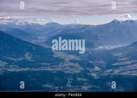 Vista da Hafelekarspitze a Innsbruck per il Passo del Brennero tra Austria e Italia con un bellissimo paesaggio di montagna Foto Stock