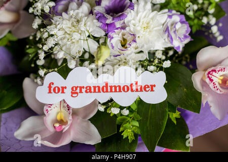 Felice il vecchio concetto di età. Bouquet di fiori diversi e orchidee . floral background.biglietto di auguri per i nonni giorno Foto Stock