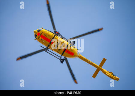 FELDKIRCHEN / GERMANIA - Giugno 09, 2018: Eurocopter EC-135 dall'ADAC Luftrettung vola sopra lo sbarco laterale. Mezzi Notarzt medico di emergenza. Foto Stock